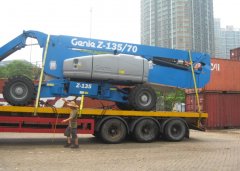 這輛藍色的進口“怪獸”被捆綁后，運走了！