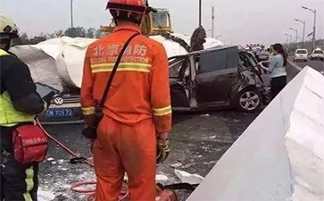 運輸佛像的大車側(cè)翻，佛像摔斷，引發(fā)大堵車